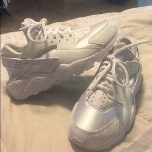 white nike women’s huaraches